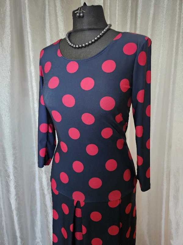 Šaty s širší sukní 