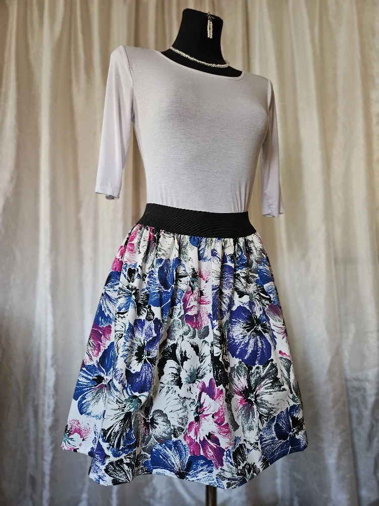 Sukně širší, řasená