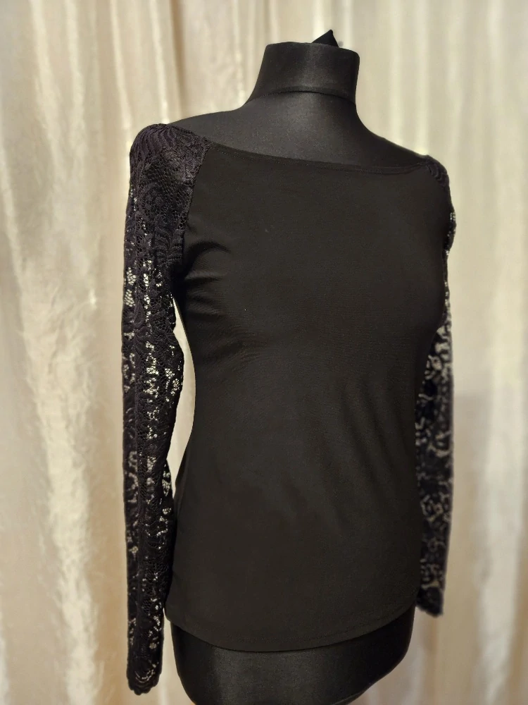 Halenka s krajkovým rukávem