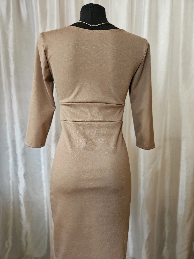 Šaty přestřižené pod prsy