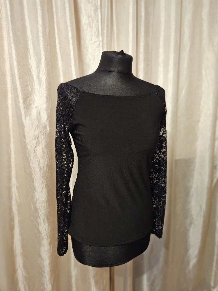 Halenka s krajkovým rukávem