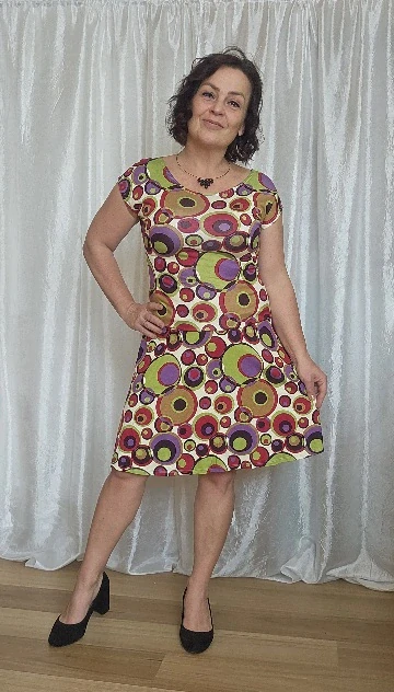 Šaty s širší sukní 