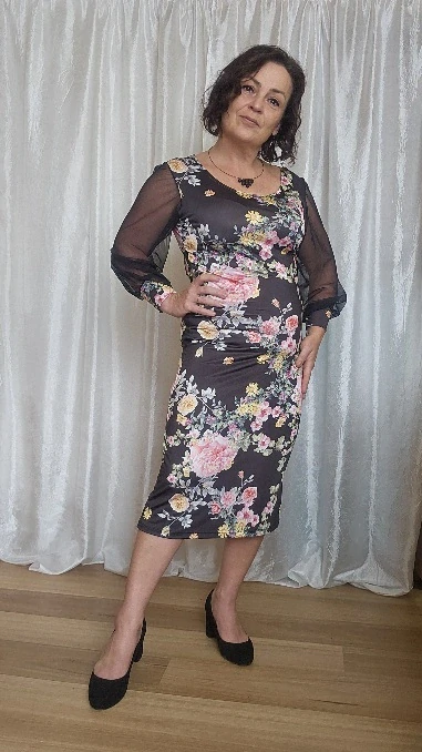 Šaty s širšími rukávy 