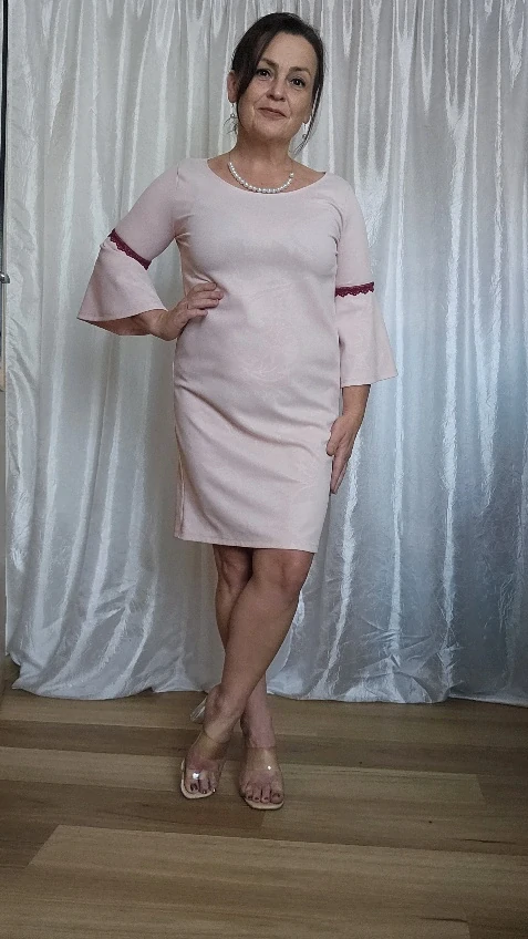 Šaty s širšími rukávy